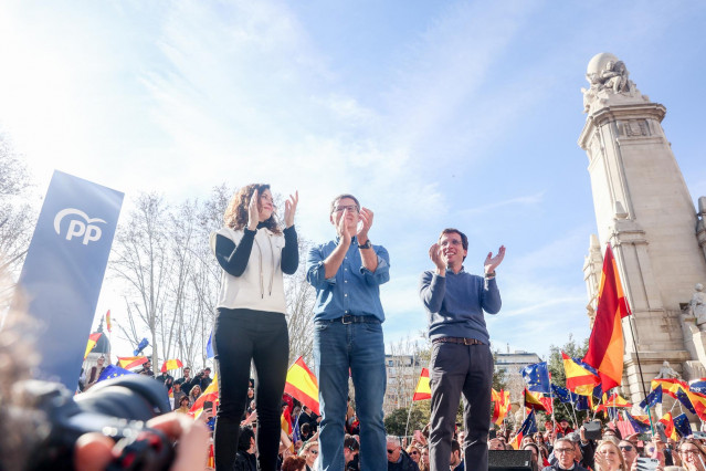 Archivo - La presidenta de la Comunidad de Madrid, Isabel Díaz Ayuso, el presidente del Partido Popular, Alberto Núñez Feijóo, y el alcalde de Madrid, José Luis Martínez-Almeida, durante una manifestación convocada por el PP