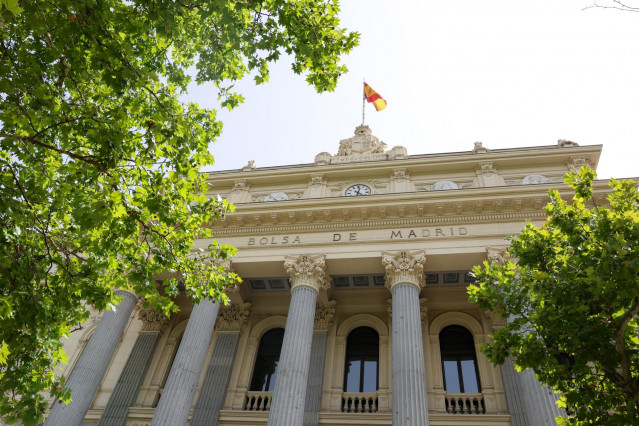 Archivo - Fachada del Palacio de la Bolsa, a 18 de julio de 2023, en Madrid (España). El Ibex 35 ha iniciado la sesión de hoy con una ligera subida del 0,02%, lo que ha llevado al selectivo hasta los 9.440,35 puntos, justo a pocos días de que arranque la