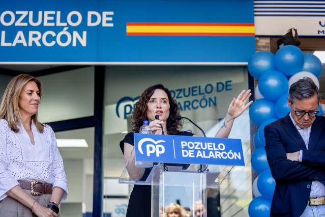 La alcaldesa de Pozuelo de Alarcón, Paloma Tejero, la presidenta de la Comunidad de Madrid y del PP de Madrid, Isabel Díaz Ayuso, y el secretario general del PP de Madrid, Alfonso Serrano, durante la inauguración de la nueva sede