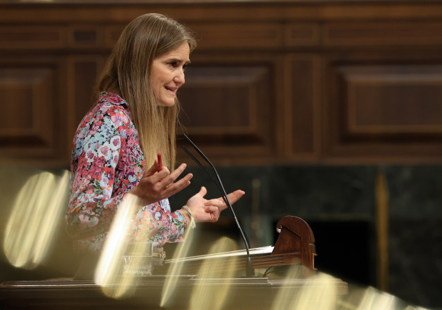 La vicepresidenta tercera y ministra para la Transición Ecológica, Sara Aagesen, interviene durante una sesión plenaria, a 28 de mayo de 2025, en Madrid (España).