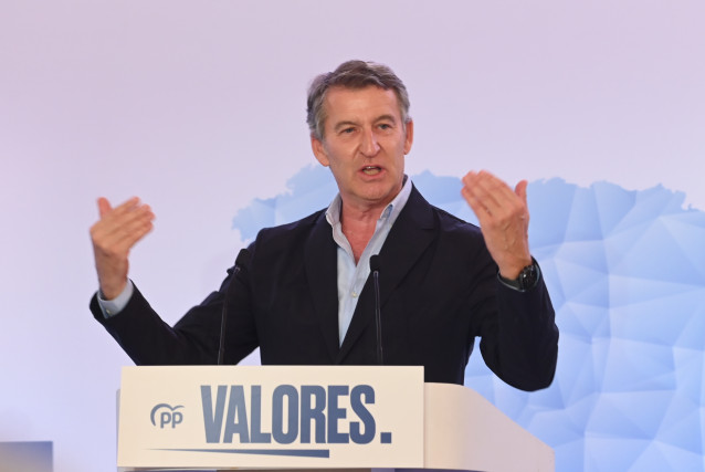 El presidente del Partido Popular, Alberto Núñez Feijóo, interviene durante un acto del Partido Popular, en el Hotel Hiberus.