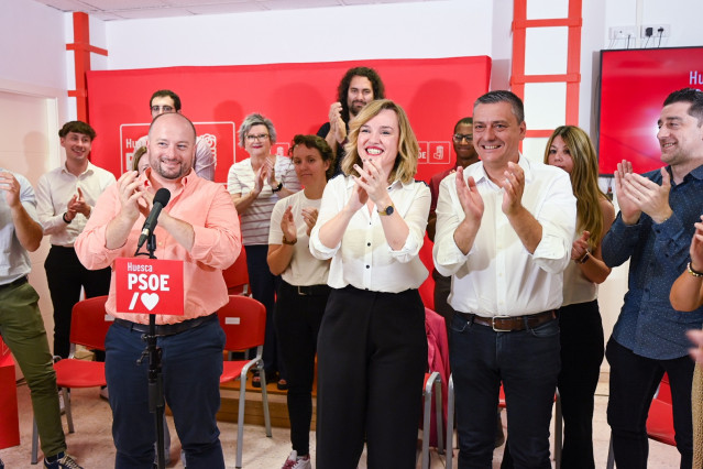 Carlos Dueso, Pilar Alegría y Fernando Sabés en la asamblea del PSOE celebrada este sábado en Monzón