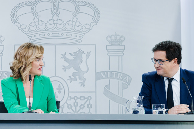 Archivo - La portavoz el Gobierno, Pilar Alegría, y el ministro de Transformación Digital y Función Pública, Óscar López, durante una rueda de prensa tras el Consejo de Ministros, en el Palacio de la Moncloa, a 25 de febrero de 2025, en Madrid (España).