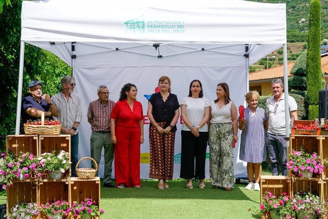 La directora general de Desarrollo Rural, Mª Ángeles Muriel, en la inauguración de la XIV Feria de la Cereza en el Valle del Jerte 'Cerecera' 2025, en Navaconcejo