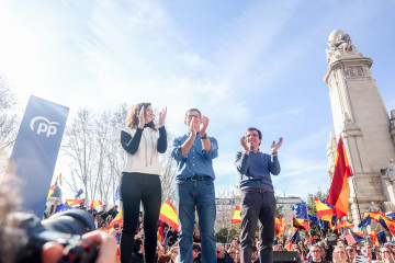 Archivo - La presidenta de la Comunidad de Madrid, Isabel Díaz Ayuso, el presidente del Partido Popular, Alberto Núñez Feijóo, y el alcalde de Madrid, José Luis Martínez-Almeida, durante una man