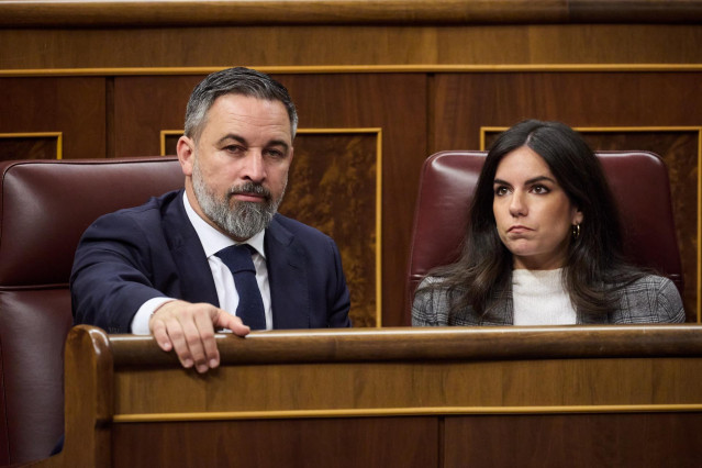 El presidente de VOX, Santiago Abascal y la portavoz de VOX en el Congreso, Pepa Millán, durante una sesión plenaria, en el Congreso de los Diputados, a 20 de mayo de 2025, en Madrid (España).