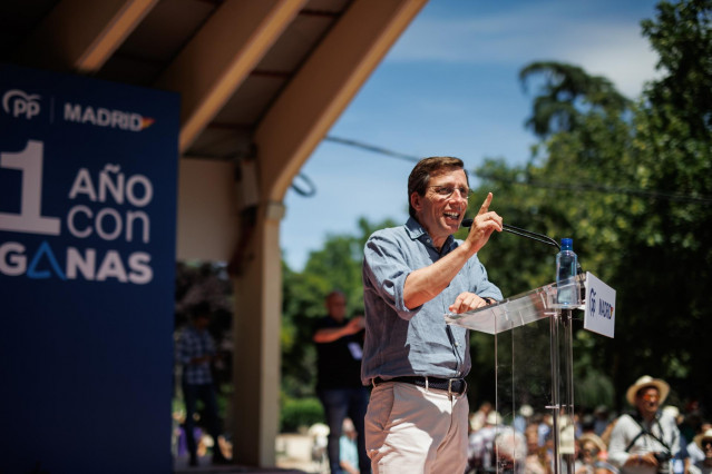 Archivo - El alcalde de Madrid, José Luis Martínez-Almeida, interviene durante un acto del PP de Madrid, en el Parque de Berlín, a 22 de junio de 2024, en Madrid (España).