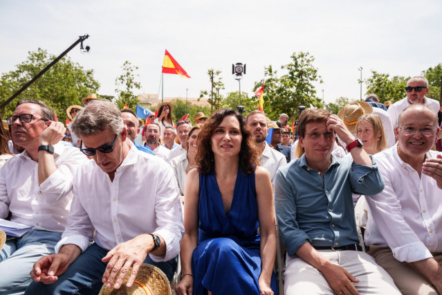 La presidenta de la Comunidad de Madrid, Isabel Díaz Ayuso, el alcalde de Madrid, José Luis Martínez-Almeida, durante el acto en el que el Partido Popular hace balance de la gestión del Gobierno de la Comunidad de Madrid e