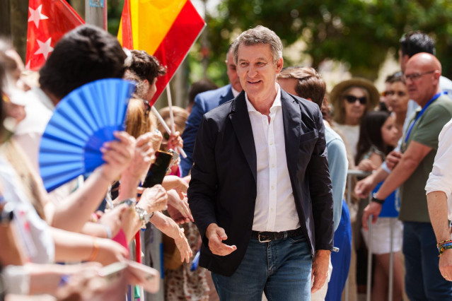 El presidente del Partido Popular, Alberto Núñez Feijóo, a su llegada al acto en el que el Partido Popular hace balance de la gestión del Gobierno de la Comunidad de Madrid en el ecuador de legislatura, en el parque de Berlín, a 1 de junio de 2025, en Mad