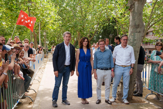 (I-D) El presidente del Partido Popular, Alberto Núñez Feijóo, la presidenta de la Comunidad de Madrid, Isabel Díaz Ayuso, el alcalde de Madrid, José Luis Martínez-Almeida, y el secretario general del PP de Madrid, Alfonso Serrano, durante el acto del PP