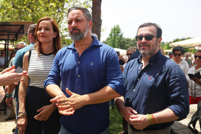 La portavoz de Vox en la Asamblea de Madrid, Isabel Pérez Moñino (i), y el presidente de Vox, Santiago Abascal (c), antes de una comida con afiliados y simpatizantes de Vox