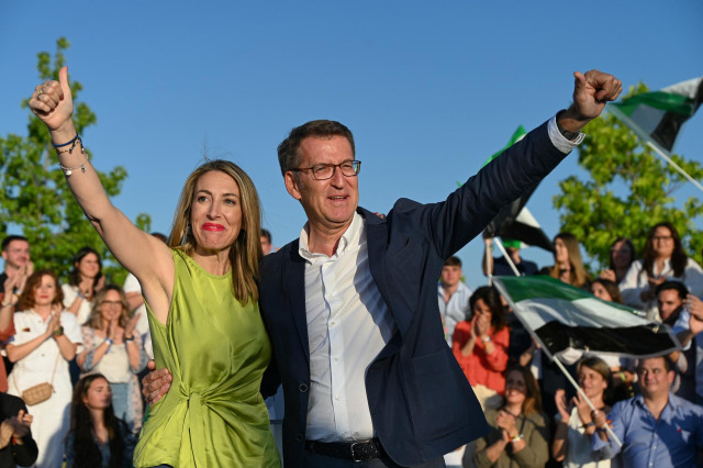 Archivo - La presidenta del PP de Extremadura, María Guardiola, y el presidente del PP, Alberto Núñez Feijóo, participan en un acto público en Badajoz. Imagen de archivo