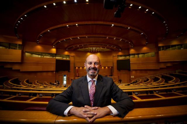 El presidente del Senado, Pedro Rollán, posa tras una entrevista para Europa Press, en el Senado, a 29 de mayo de 2025, en Madrid (España).