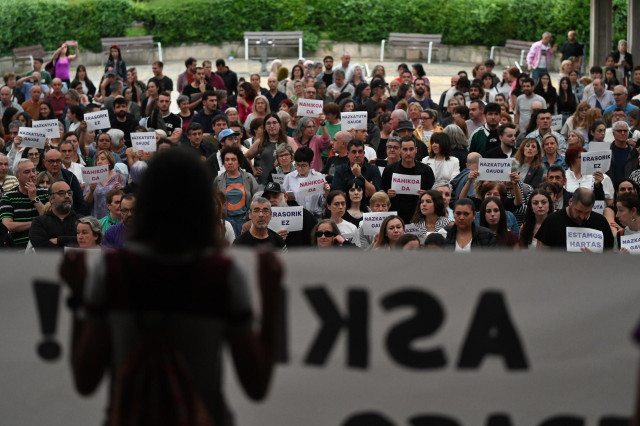 Decenas de personas durante una concentración para denunciar el crimen de una niña de 13 años a manos de su padre, en la plaza de Rekalde, a 30 de mayo de 2025, en Rekalde, Bilbao, Vizcaya, País Vasco (España).