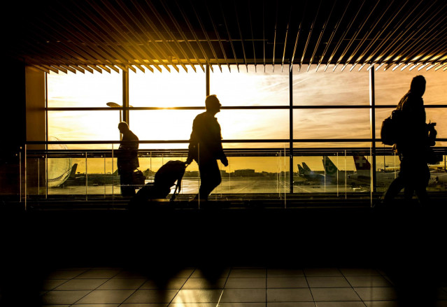 Archivo - Imagen de recurso de viajeros en un aeropuerto.