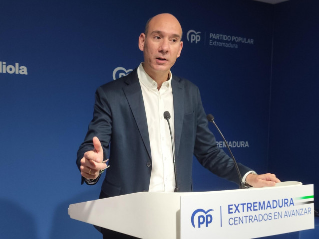 El portavoz del PP de Extremadura, José Ángel Sánchez Juliá, en una rueda de prensa en la sede del partido.