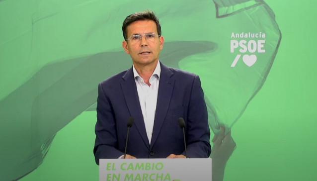 El portavoz del PSOE-A, Francisco Cuenca, en rueda de prensa en la sede regional del PSOE-A en Sevilla.