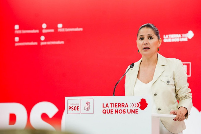 La portavoz del PSOE de Extremadura, Isabel Gil Rosiña, en rueda de prensa en Mérida