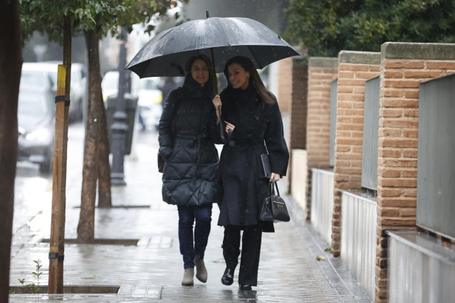 Archivo - La reina Letizia llega, junto a María Dolores Ocaña, Jefa de la secretaría de la reina, a la reunión de trabajo con la Federación Española de Enfermedades Raras (FEDER), a 21 de enero de 2025