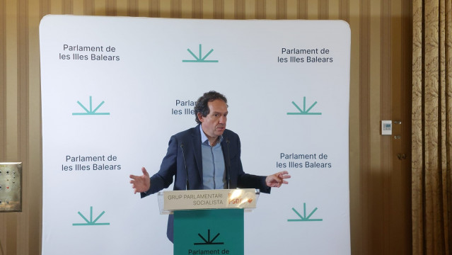 El portavoz adjunto del PSIB en el Parlament, Marc Pons, en rueda de prensa.