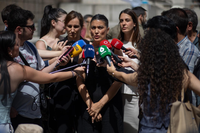 La portavoz de Más Madrid en la Asamblea, Manuela Bergerot, atiende a los medios de comunicación durante un homenaje a los fallecidos en las residencias de mayores durante la pandemia de covid-19 en la Comunidad de Madrid, en la plaza Juan Goytisolo, a 1