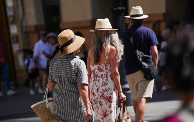 Turistas con ropa veraniega paseando por el casco histórico. A 28 de mayo de 2025, en Sevilla (Andalucía, España).