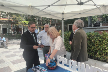 El secretario general del PP de Madrid, Alfonso Serrano, y la vicealcaldesa, Inma Sanz, desde la plaza de Chamberí, donde el Grupo Popular madrileño ha iniciado una campaña informativa para explica