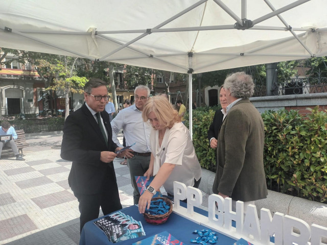 El secretario general del PP de Madrid, Alfonso Serrano, y la vicealcaldesa, Inma Sanz, desde la plaza de Chamberí, donde el Grupo Popular madrileño ha iniciado una campaña informativa para explicar los hitos de gestión de los dos años de mandato