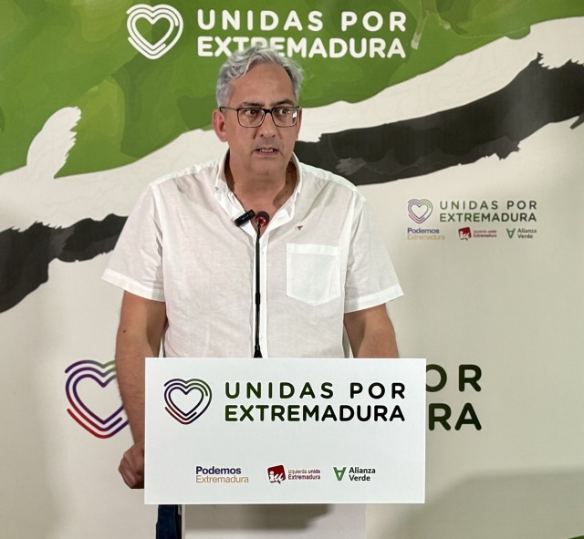 El diputado de Unidas por Extremadura, Joaquín Macías, en una rueda de prensa.