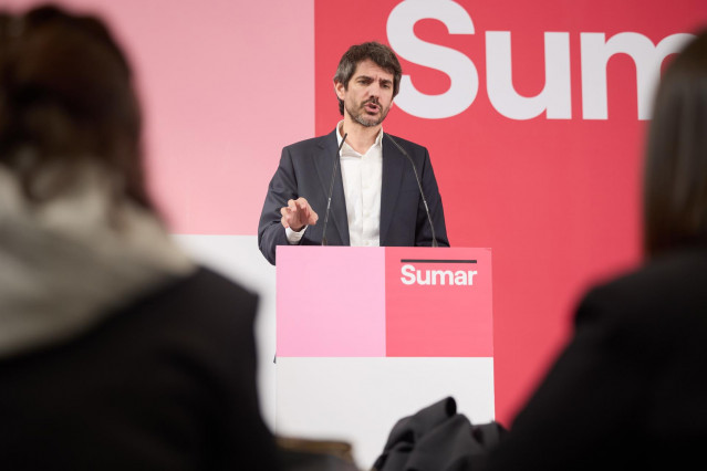 Archivo - El portavoz de Sumar, Ernest Urtasun, durante una rueda de prensa en el Espacio Rastro, a 17 de febrero de 2025, en Madrid (España).