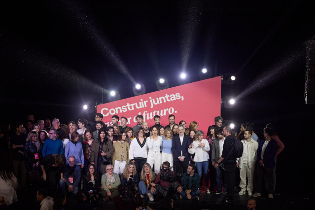 Archivo - Foto de familia durante la clausura de la Asamblea Estatal de Sumar, en el Teatro Alcázar, a 30 de marzo de 2025, en Madrid (España). Movimiento Sumar ha celebrado este fin de semana su Asamblea Estatal bajo el lema ‘Construir juntas, ganar el f