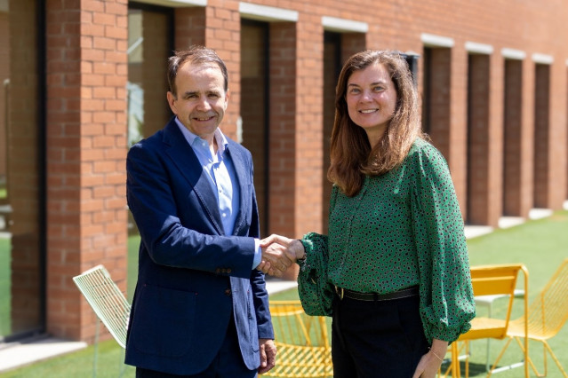 El director general de Negocio de Integra, Ignacio Solanilla, y la 'sales director' Partner & Alliances de Signaturit Group, Natalia Fernández.