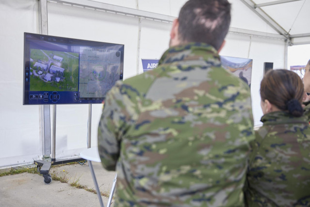 Una pantalla durante una demostración en la Base del Ejército en Colmenar Viejo, a 9 de mayo de 2025, en Colmenar Viejo, Madrid (España).