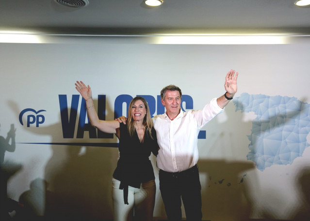 La presidenta de la Junta de Extremadura, María Guardiola, y el presidente del PP, Alberto Núñez Feijóo, en un acto del partido en Cáceres