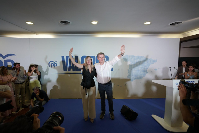 El presidente del Partido Popular, Alberto Núñez Feijóo, y la presidenta de la Junta de Extremadura, María Guardiola, durante un acto en Cáceres