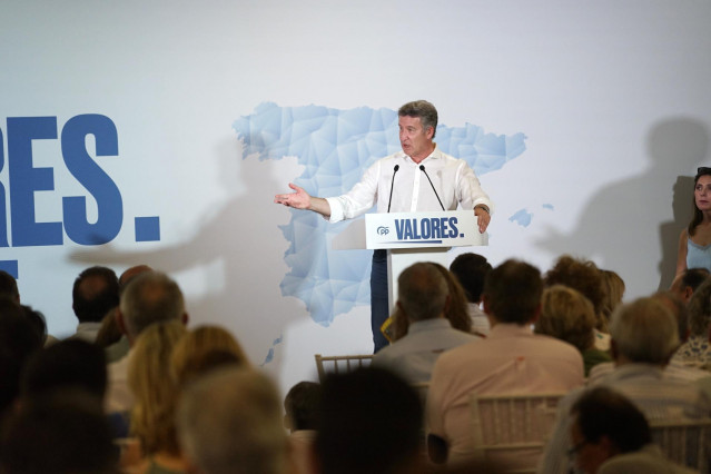 El presidente del Partido Popular, Alberto Núñez Feijóo, interviene durante un acto en Cáceres