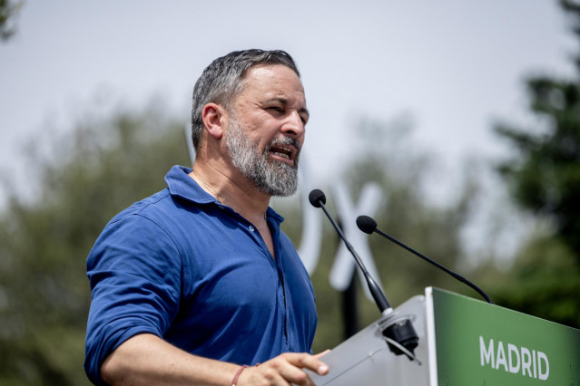 El presidente de Vox, Santiago Abascal, interviene durante una comida con afiliados y simpatizantes de Vox, en El Jardín de la Chalota, a 1 de junio de 2025, en Navalagamella, Madrid (España). El encuentro está planteado como un evento al aire libre, con