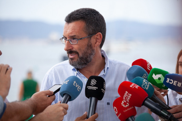 Archivo - El alcalde de La Línea, Juan Franco, atiende a los periodistas en una imagen de archivo.