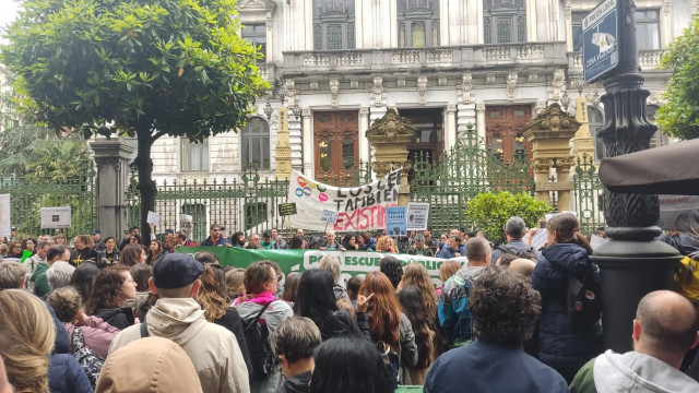 Los docentes en el quinto día de huelga de Educación protestan ante la Junta General.