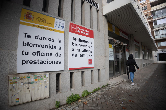 Archivo - Fachada de una oficina de empleo de la Comunidad de Madrid