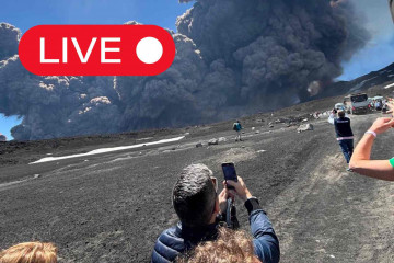 Personas haciendo fotos a la erupción del volcán Etna   @MonicaSaadeX en X