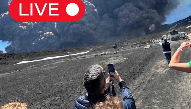 Personas haciendo fotos a la erupción del volcán Etna   @MonicaSaadeX en X
