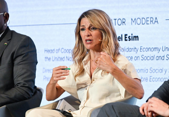 La vicepresidenta segunda, Yolanda Díaz, durante una mesa de diálogo ministerial en el I Foro Internacional de la Economía Social ASETT, en el Palacio de Congresos Kursaal, a 30 de mayo de 2025, en San Sebastián, Guipúzcoa, País Vasco (España).