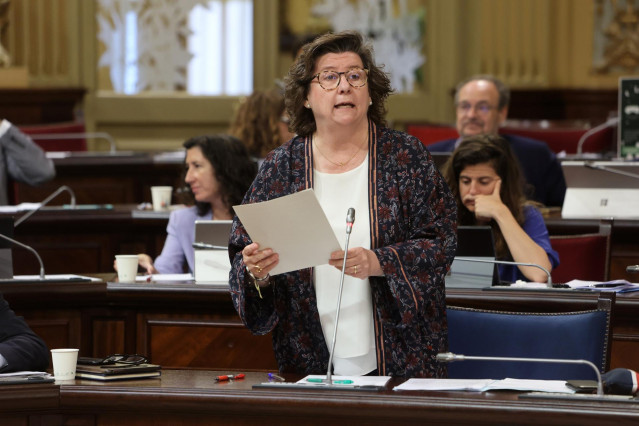 La consellera de Familias y Asuntos Sociales, Catalina Cirer, durante una sesión de control al Govern balear, a 20 de mayo de 2025, en Palma de Mallorca, Mallorca, Baleares (España).