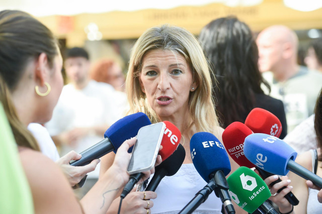 La vicepresidenta segunda y ministra de Trabajo y Economía Social, Yolanda Díaz, atiende a los medios de comunicación durante la 84ª Feria del Libro de Madrid, en el parque del Retiro, a 31 de mayo de 2025, en Madrid (España).