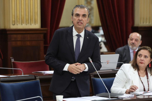 El conseller d'Educació i Universitats, Antoni Vera, durante una sesión de control al Govern balear, a 20 de mayo de 2025, en Palma de Mallorca, Mallorca, Baleares (España).