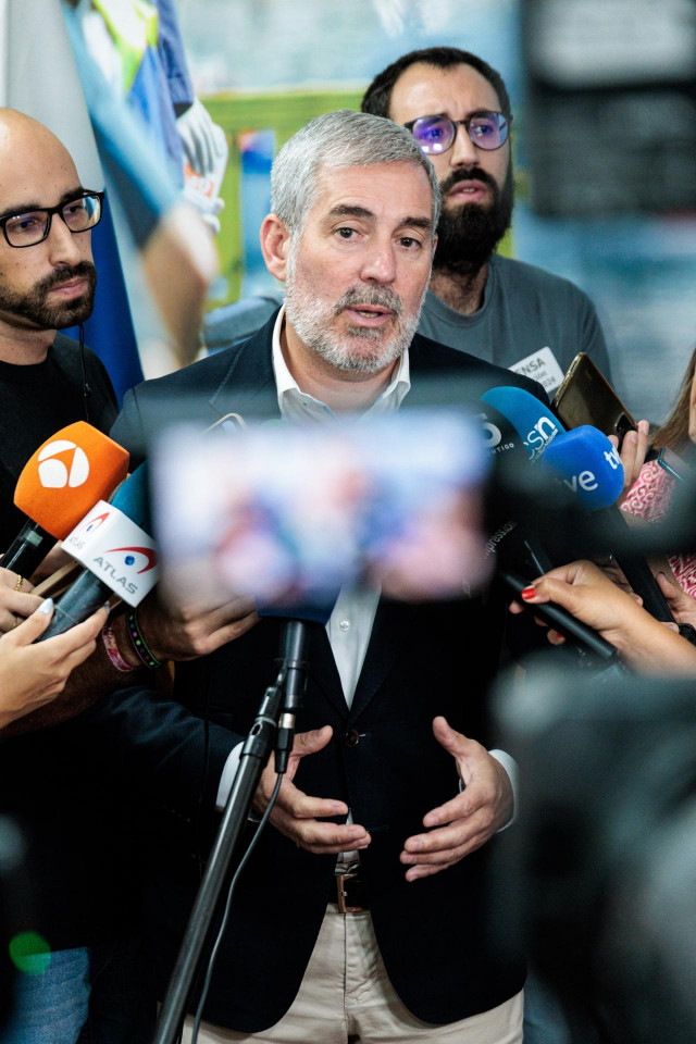 Archivo - El presidente de Canarias, Fernando Clavijo, ofrece declaraciones a los medios tras una reunión con ocho ONGS, en la Delegación del Gobierno regional de Canarias en Madrid, a 5 de septiembre de 2024, en Madrid (España). Clavijo se ha reunido con