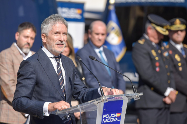 Archivo - El ministro del Interior, Fernando Grande-Marlaska, interviene durante la presentación de las nuevas unidades móviles de documentación de la Policía Nacional