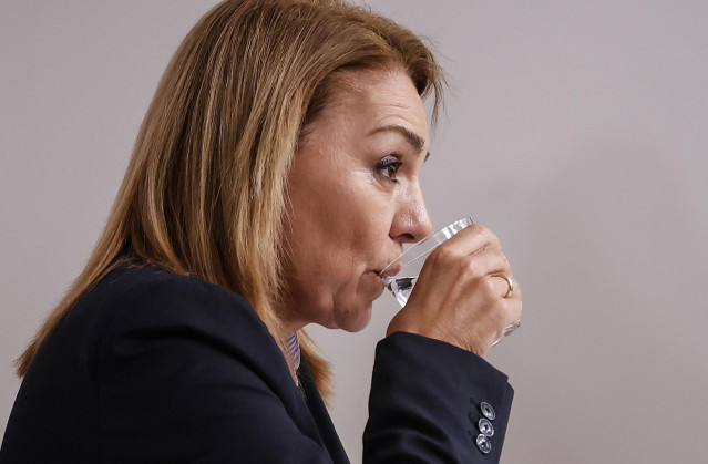 Archivo - La vicepresidenta del Consell y consellera de Servicios Sociales, Igualdad y Vivienda, Susana Camarero, bebe agua durante una rueda de prensa