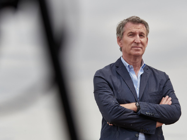 El presidente del Partido Popular, Alberto Núñez Feijóo, tras una visita a una empresa del sector agrícola en Fontella, Navarra.